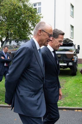 Besuch des Deutsch-Niederlaendischen Corps mit Bundeskanzler Merz Bundeskanzler Friedrich Merz gemeinsam mit NATO Generalsekretaer Mark Ruette gemeinsam nach den militaerischen Ehren durch das 1. Deutsch-Niederlaendische Corps, Muenster, 01.10.2026 Muenster NRW Deutschland