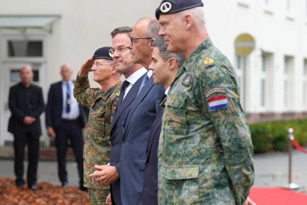 Besuch des Deutsch-Niederlaendischen Corps mit Bundeskanzler Merz General Freuding gemeinsam mit Rob Jetten, Premierminister Niederlande, Bundeskanzler Friedrich Merz und NATO Generalsekretaer Mark Ruette sowie Generalleutnant Peter Mirow bei den militaerischen Ehren durch das 1. Deutsch-Niederlaendische Corps, Muenster, 01.10.2026 Muenster NRW Deutschland