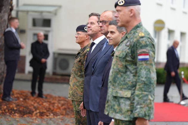 Besuch des Deutsch-Niederlaendischen Corps mit Bundeskanzler Merz General Freuding gemeinsam mit Rob Jetten, Premierminister Niederlande, Bundeskanzler Friedrich Merz und NATO Generalsekretaer Mark Ruette sowie Generalleutnant Peter Mirow bei den militaerischen Ehren durch das 1. Deutsch-Niederlaendische Corps, Muenster, 01.10.2026 Muenster NRW Deutschland