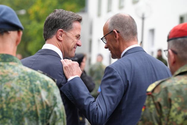 Besuch des Deutsch-Niederlaendischen Corps mit Bundeskanzler Merz Bundeskanzler Friedrich Merz gemeinsamer Schulterschluss mit NATO Generalsekretaer Mark Ruette bei den militaerischen Ehren durch das 1. Deutsch-Niederlaendische Corps, Muenster, 01.10.2026 Muenster NRW Deutschland