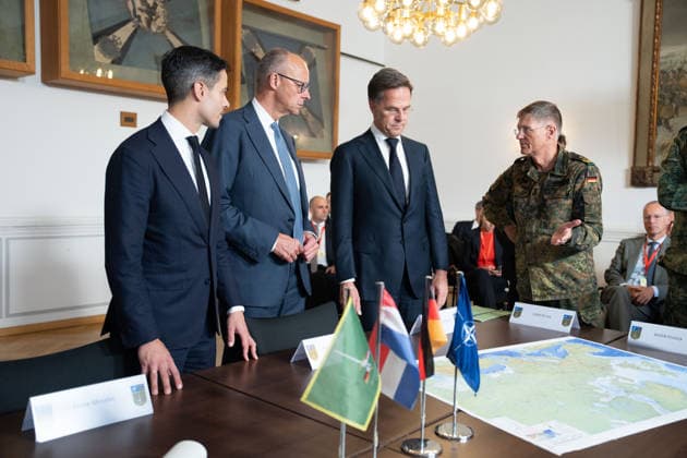 Besuch des Deutsch-Niederlaendischen Corps mit Bundeskanzler Merz Rob Jetten, Premierminister Niederlande gemeinsam mit Bundeskanzler Friedrich Merz, NATO Generalsekretaer Mark Ruette hoeren gespannt den Erlaeuterungen Generalleutnant Peter Mirow zu, der eine europaeische Karte beim Besuch des 1. Deutsch-Niederlaendische Corps, Muenster, 01.10.2026 Muenster NRW Deutschland