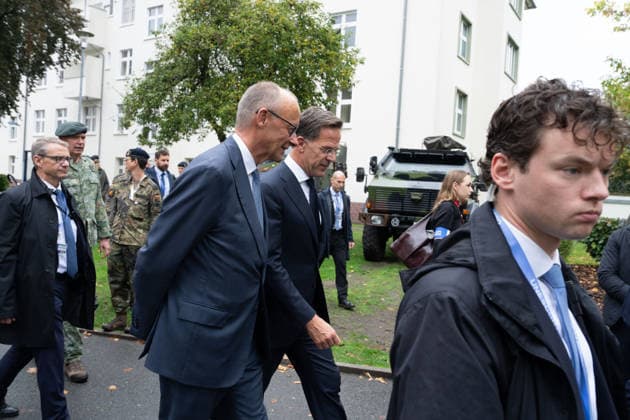 Besuch des Deutsch-Niederlaendischen Corps mit Bundeskanzler Merz Bundeskanzler Friedrich Merz gemeinsam mit NATO Generalsekretaer Mark Ruette gemeinsam nach den militaerischen Ehren durch das 1. Deutsch-Niederlaendische Corps, Muenster, 01.10.2026 Muenster NRW Deutschland