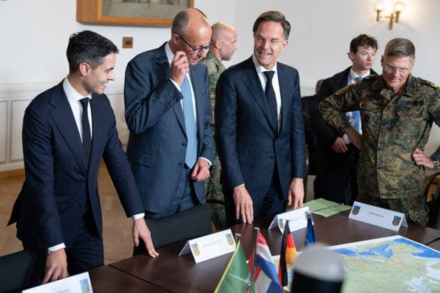 Besuch des Deutsch-Niederlaendischen Corps mit Bundeskanzler Merz Rob Jetten, Premierminister Niederlande gemeinsam mit Bundeskanzler Friedrich Merz, NATO Generalsekretaer Mark Ruette hoeren gespannt den Erlaeuterungen Generalleutnant Peter Mirow zu, der eine europaeische Karte beim Besuch des 1. Deutsch-Niederlaendische Corps, Muenster, 01.10.2026 Muenster NRW Deutschland