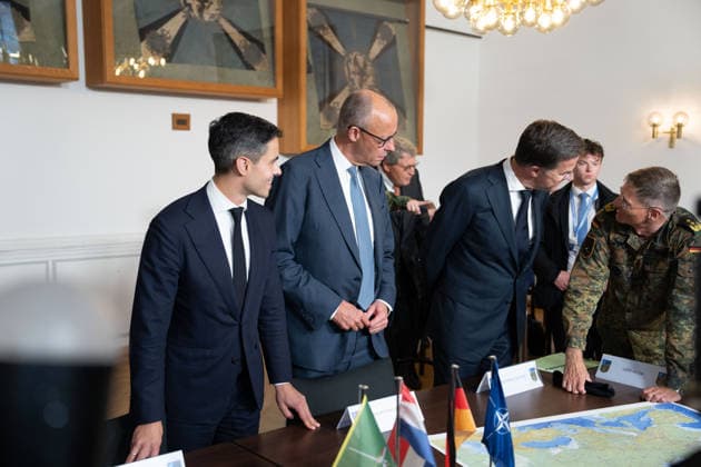 Besuch des Deutsch-Niederlaendischen Corps mit Bundeskanzler Merz Rob Jetten, Premierminister Niederlande gemeinsam mit Bundeskanzler Friedrich Merz, NATO Generalsekretaer Mark Ruette hoeren gespannt den Erlaeuterungen Generalleutnant Peter Mirow zu, der eine europaeische Karte beim Besuch des 1. Deutsch-Niederlaendische Corps, Muenster, 01.10.2026 Muenster NRW Deutschland