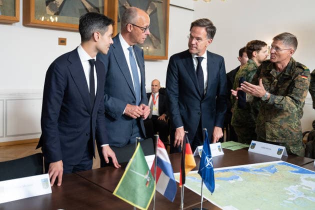 Besuch des Deutsch-Niederlaendischen Corps mit Bundeskanzler Merz Rob Jetten, Premierminister Niederlande gemeinsam mit Bundeskanzler Friedrich Merz, NATO Generalsekretaer Mark Ruette hoeren gespannt den Erlaeuterungen Generalleutnant Peter Mirow zu, der eine europaeische Karte beim Besuch des 1. Deutsch-Niederlaendische Corps, Muenster, 01.10.2026 Muenster NRW Deutschland