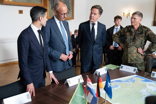 Besuch des Deutsch-Niederlaendischen Corps mit Bundeskanzler Merz Rob Jetten, Premierminister Niederlande gemeinsam mit Bundeskanzler Friedrich Merz, NATO Generalsekretaer Mark Ruette hoeren gespannt den Erlaeuterungen Generalleutnant Peter Mirow zu, der eine europaeische Karte beim Besuch des 1. Deutsch-Niederlaendische Corps, Muenster, 01.10.2026 Muenster NRW Deutschland