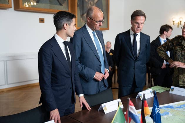 Besuch des Deutsch-Niederlaendischen Corps mit Bundeskanzler Merz Rob Jetten, Premierminister Niederlande gemeinsam mit Bundeskanzler Friedrich Merz, NATO Generalsekretaer Mark Ruette hoeren gespannt den Erlaeuterungen Generalleutnant Peter Mirow zu, der eine europaeische Karte beim Besuch des 1. Deutsch-Niederlaendische Corps, Muenster, 01.10.2026 Muenster NRW Deutschland