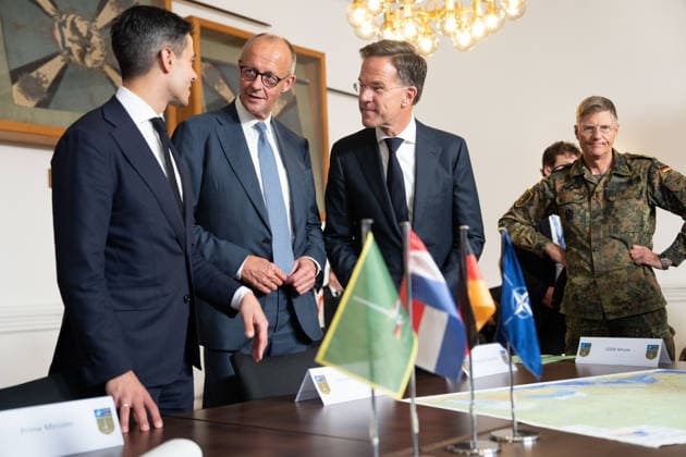 Besuch des Deutsch-Niederlaendischen Corps mit Bundeskanzler Merz Rob Jetten, Premierminister Niederlande gemeinsam mit Bundeskanzler Friedrich Merz, NATO Generalsekretaer Mark Ruette hoeren gespannt den Erlaeuterungen Generalleutnant Peter Mirow zu, der eine europaeische Karte beim Besuch des 1. Deutsch-Niederlaendische Corps, Muenster, 01.10.2026 Muenster NRW Deutschland