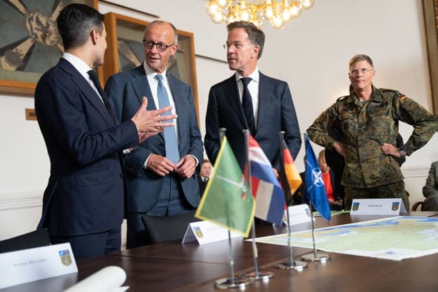 Besuch des Deutsch-Niederlaendischen Corps mit Bundeskanzler Merz Rob Jetten, Premierminister Niederlande gemeinsam mit Bundeskanzler Friedrich Merz, NATO Generalsekretaer Mark Ruette hoeren gespannt den Erlaeuterungen Generalleutnant Peter Mirow zu, der eine europaeische Karte beim Besuch des 1. Deutsch-Niederlaendische Corps, Muenster, 01.10.2026 Muenster NRW Deutschland