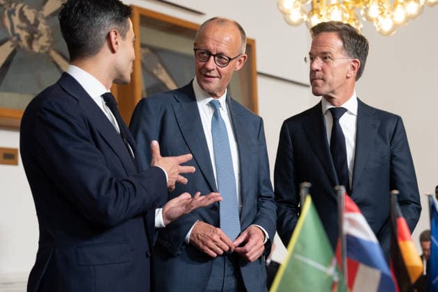 Besuch des Deutsch-Niederlaendischen Corps mit Bundeskanzler Merz Rob Jetten, Premierminister Niederlande gemeinsam mit Bundeskanzler Friedrich Merz und NATO Generalsekretaer Mark Ruette im engen Dialog beim Besuch des 1. Deutsch-Niederlaendische Corps, Muenster, 01.10.2026 Muenster NRW Deutschland