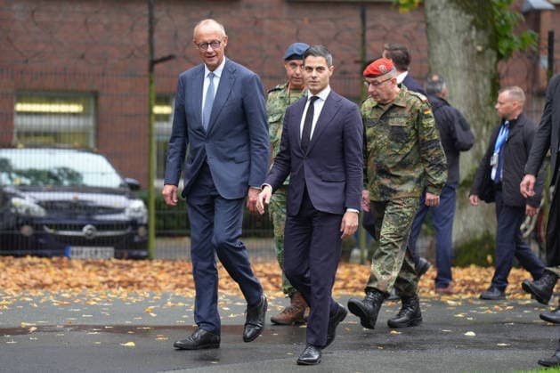 Besuch des Deutsch-Niederlaendischen Corps mit Bundeskanzler Merz Bundeskanzler Friedrich Merz gemeinsam mit Rob Jetten, Premierminister Niederlande auf dem Weg zu den militaerischen Ehren durch das 1. Deutsch-Niederlaendische Corps, Muenster, 01.10.2026 Muenster NRW Deutschland