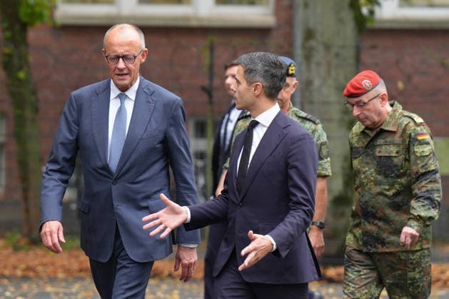 Besuch des Deutsch-Niederlaendischen Corps mit Bundeskanzler Merz Bundeskanzler Friedrich Merz gemeinsam mit Rob Jetten, Premierminister Niederlande auf dem Weg zu den militaerischen Ehren durch das 1. Deutsch-Niederlaendische Corps, Muenster, 01.10.2026 Muenster NRW Deutschland