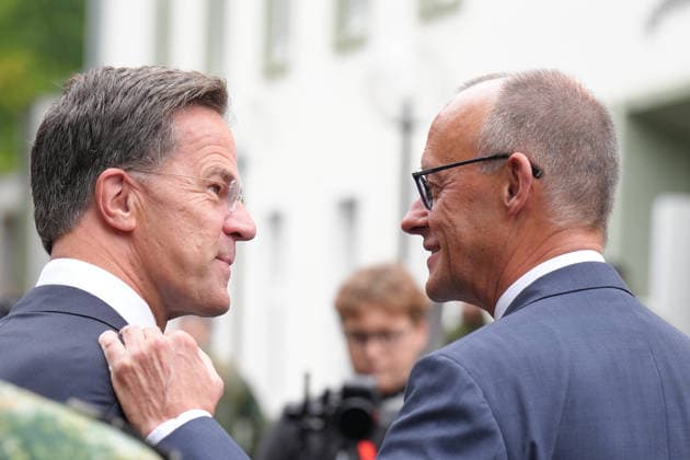 Besuch des Deutsch-Niederlaendischen Corps mit Bundeskanzler Merz Bundeskanzler Friedrich Merz gemeinsamer Schulterschluss mit NATO Generalsekretaer Mark Ruette bei den militaerischen Ehren durch das 1. Deutsch-Niederlaendische Corps, Muenster, 01.10.2026 Muenster NRW Deutschland