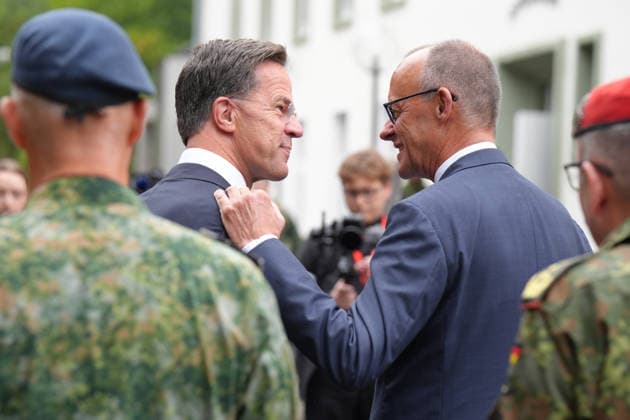 Besuch des Deutsch-Niederlaendischen Corps mit Bundeskanzler Merz Bundeskanzler Friedrich Merz gemeinsamer Schulterschluss mit NATO Generalsekretaer Mark Ruette bei den militaerischen Ehren durch das 1. Deutsch-Niederlaendische Corps, Muenster, 01.10.2026 Muenster NRW Deutschland