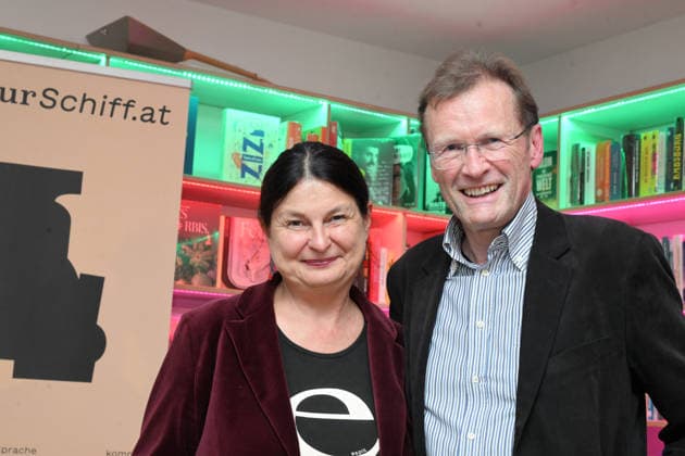 Minifestival AH0J (Literaturfestival) - Tschechien setzt über - der Kulturinitiative Literaturschiff, in der Buchhandlung Kurdirektion in Bad Ischl. Lesungen und Gespräche in Korrespondenz zum Gastauftritt Tschechiens auf der Frankfurter Buchmesse 2026. Es liest die tschechische Schriftstellerin und mehrfache Literaturpreisträgerin Radka Denemarkovich. Die Veranstaltung wird moderiert von Julia Miesenböck, fotografiert am 30.09.26. Das Bild zeigt die Schriftstellerin Radka Denemarkovic mit dem ORF-Journalisten Johnnes Hetschgo 2026 - Minifestival AH0J (Literaturfestival) - Tschechien setzt über - der Kulturinitiative Literaturschiff, in der Buchhandlung Kurdirektion in Bad Ischl. Lesungen und Gespräche in Korrespondenz zum Gastauftrit