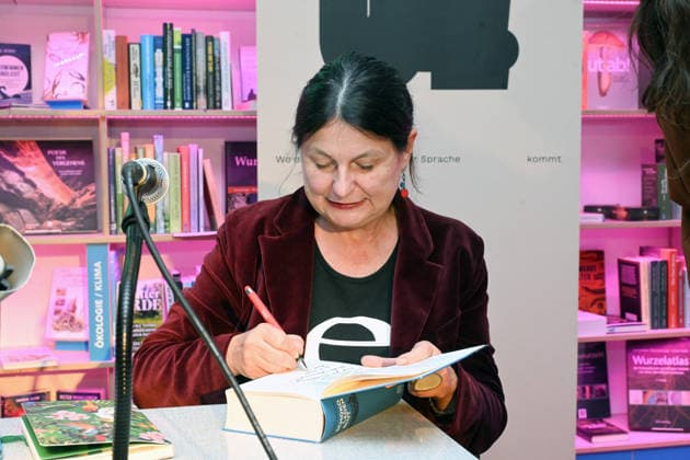 Minifestival AH0J (Literaturfestival) - Tschechien setzt über - der Kulturinitiative Literaturschiff, in der Buchhandlung Kurdirektion in Bad Ischl. Lesungen und Gespräche in Korrespondenz zum Gastauftritt Tschechiens auf der Frankfurter Buchmesse 2026. Es liest die tschechische Schriftstellerin und mehrfache Literaturpreisträgerin Radka Denemarkovich. Die Veranstaltung wird moderiert von Julia Miesenböck, fotografiert am 30.09.26. Das Bild zeigt die Schriftstellerin Radka Denemarkovic während einer Signierstunde 2026 - Minifestival AH0J (Literaturfestival) - Tschechien setzt über - der Kulturinitiative Literaturschiff, in der Buchhandlung Kurdirektion in Bad Ischl. Lesungen und Gespräche in Korrespondenz zum Gastauftritt Tschechiens
