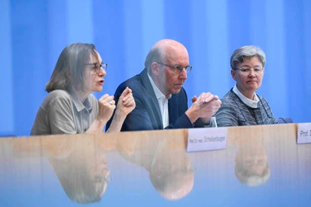 ABB BPK- Carmen Scheibenbogen deutsche Haematoonkologin und Professorin für Immunologie an der Berliner Charite Prof. Dr. Norbert Suttorp vom Faecherverbund Infektiologie, Pneumologie und Intensivmedizin Regina Therese Riphahn deutsche Wirtschaftswissenschaftlerin Thema Vorstellung Bericht Postinfektioese Erkrankungen Versorgung, Forschung und Praevention am Beispiel von Long Covid auf der BPK Bundespressekonferenz in Berlin am 01.10.2026 Berlin Deutschland