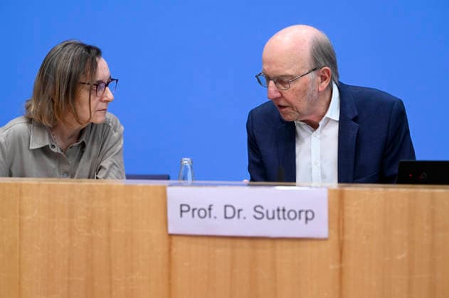 ABB BPK- Carmen Scheibenbogen deutsche Haematoonkologin und Professorin für Immunologie an der Berliner Charite Prof. Dr. Norbert Suttorp vom Faecherverbund Infektiologie, Pneumologie und Intensivmedizin Thema Vorstellung Bericht Postinfektioese Erkrankungen Versorgung, Forschung und Praevention am Beispiel von Long Covid auf der BPK Bundespressekonferenz in Berlin am 01.10.2026 Berlin Deutschland