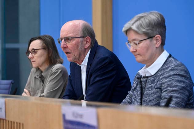 ABB BPK- Carmen Scheibenbogen deutsche Haematoonkologin und Professorin für Immunologie an der Berliner Charite Prof. Dr. Norbert Suttorp vom Faecherverbund Infektiologie, Pneumologie und Intensivmedizin Regina Therese Riphahn deutsche Wirtschaftswissenschaftlerin Thema Vorstellung Bericht Postinfektioese Erkrankungen Versorgung, Forschung und Praevention am Beispiel von Long Covid auf der BPK Bundespressekonferenz in Berlin am 01.10.2026 Berlin Deutschland