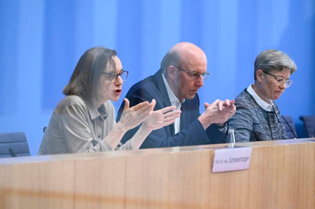 ABB BPK- Carmen Scheibenbogen deutsche Haematoonkologin und Professorin für Immunologie an der Berliner Charite Prof. Dr. Norbert Suttorp vom Faecherverbund Infektiologie, Pneumologie und Intensivmedizin Regina Therese Riphahn deutsche Wirtschaftswissenschaftlerin Thema Vorstellung Bericht Postinfektioese Erkrankungen Versorgung, Forschung und Praevention am Beispiel von Long Covid auf der BPK Bundespressekonferenz in Berlin am 01.10.2026 Berlin Deutschland