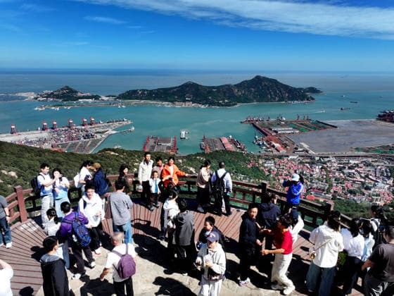 (261001) -- BEIJING, Oct. 1, 2026 -- An aerial drone photo shows people enjoying the scenery at Yuntai Mountain upon the Sea scenic area in Lianyungang, east China s Jiangsu Province, Oct. 1, 2026. People across China stepped out to fully enjoy their leisure time during the National Day holiday. (Photo by Xinhua) CHINA-NATIONAL DAY HOLIDAY-TOURISM WangxChun 