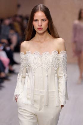 PFW - Chloe Runway A model walks the runway during the Chloe Ready to Wear Spring Summer 2027 fashion show as part of Paris Fashion Week on October 1, 2026 in Paris, France. Photo by Alain-Gil Gonzalez ABACAPRESS.COM Paris Ile-de-France France  Copyright: xGonzalezxAlain-Gil ABACAx