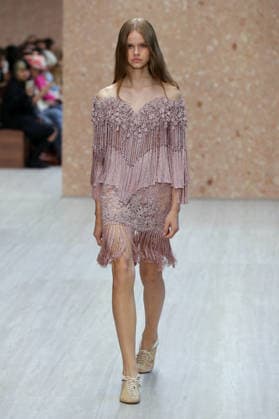 PFW - Chloe Runway A model walks the runway during the Chloe Ready to Wear Spring Summer 2027 fashion show as part of Paris Fashion Week on October 1, 2026 in Paris, France. Photo by Alain-Gil Gonzalez ABACAPRESS.COM Paris Ile-de-France France  Copyright: xGonzalezxAlain-Gil ABACAx