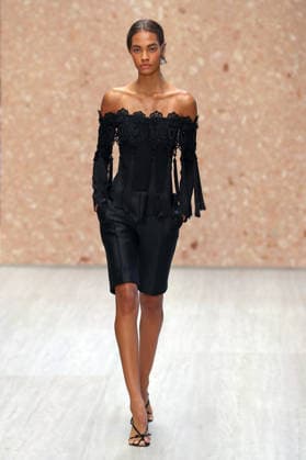 PFW - Chloe Runway A model walks the runway during the Chloe Ready to Wear Spring Summer 2027 fashion show as part of Paris Fashion Week on October 1, 2026 in Paris, France. Photo by Alain-Gil Gonzalez ABACAPRESS.COM Paris Ile-de-France France  Copyright: xGonzalezxAlain-Gil ABACAx