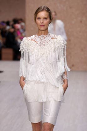 PFW - Chloe Runway Eva Herzigova walks the runway during the Chloe Ready to Wear Spring Summer 2027 fashion show as part of Paris Fashion Week on October 1, 2026 in Paris, France. Photo by Alain-Gil Gonzalez ABACAPRESS.COM Paris Ile-de-France France  Copyright: xGonzalezxAlain-Gil ABACAx