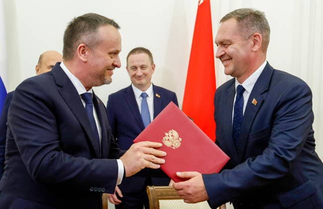 BELARUS, MINSK - OCTOBER 1, 2026: Russia s Transport Minister Andrei Nikitin (L) and Belarus Transport and Communications Minister Alexei Lyakhnovich are pictured during a signing ceremony after a meeting of the Council of Ministers of the Union State of Russia and Belarus at the House of the Belarusian Government Minsk Belarus  - ZUMAt113 20261001_zaa_t113_162 Copyright: xDmitryxAstakhovx