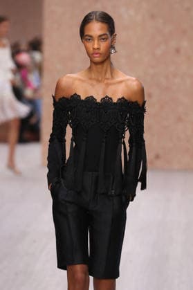 PFW - Chloe Runway A model walks the runway during the Chloe Ready to Wear Spring Summer 2027 fashion show as part of Paris Fashion Week on October 1, 2026 in Paris, France. Photo by Alain-Gil Gonzalez ABACAPRESS.COM Paris Ile-de-France France  Copyright: xGonzalezxAlain-Gil ABACAx