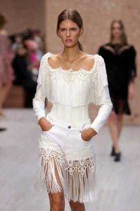 PFW - Chloe Runway A model walks the runway during the Chloe Ready to Wear Spring Summer 2027 fashion show as part of Paris Fashion Week on October 1, 2026 in Paris, France. Photo by Alain-Gil Gonzalez ABACAPRESS.COM Paris Ile-de-France France  Copyright: xGonzalezxAlain-Gil ABACAx