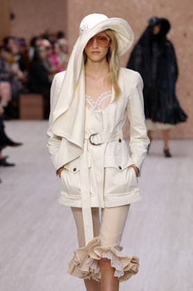 PFW - Chloe Runway A model walks the runway during the Chloe Ready to Wear Spring Summer 2027 fashion show as part of Paris Fashion Week on October 1, 2026 in Paris, France. Photo by Alain-Gil Gonzalez ABACAPRESS.COM Paris Ile-de-France France  Copyright: xGonzalezxAlain-Gil ABACAx