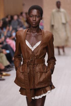 PFW - Chloe Runway A model walks the runway during the Chloe Ready to Wear Spring Summer 2027 fashion show as part of Paris Fashion Week on October 1, 2026 in Paris, France. Photo by Alain-Gil Gonzalez ABACAPRESS.COM Paris Ile-de-France France  Copyright: xGonzalezxAlain-Gil ABACAx