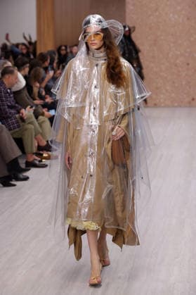 PFW - Chloe Runway A model walks the runway during the Chloe Ready to Wear Spring Summer 2027 fashion show as part of Paris Fashion Week on October 1, 2026 in Paris, France. Photo by Alain-Gil Gonzalez ABACAPRESS.COM Paris Ile-de-France France  Copyright: xGonzalezxAlain-Gil ABACAx