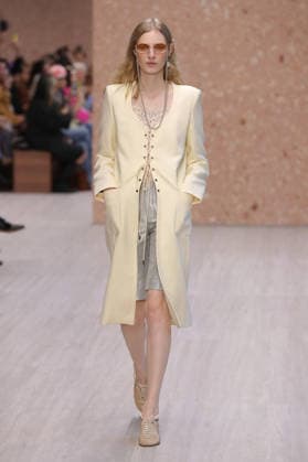 PFW - Chloe Runway A model walks the runway during the Chloe Ready to Wear Spring Summer 2027 fashion show as part of Paris Fashion Week on October 1, 2026 in Paris, France. Photo by Alain-Gil Gonzalez ABACAPRESS.COM Paris Ile-de-France France  Copyright: xGonzalezxAlain-Gil ABACAx
