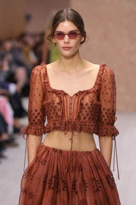 PFW - Chloe Runway A model walks the runway during the Chloe Ready to Wear Spring Summer 2027 fashion show as part of Paris Fashion Week on October 1, 2026 in Paris, France. Photo by Alain-Gil Gonzalez ABACAPRESS.COM Paris Ile-de-France France  Copyright: xGonzalezxAlain-Gil ABACAx