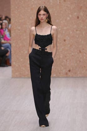 PFW - Chloe Runway A model walks the runway during the Chloe Ready to Wear Spring Summer 2027 fashion show as part of Paris Fashion Week on October 1, 2026 in Paris, France. Photo by Alain-Gil Gonzalez ABACAPRESS.COM Paris Ile-de-France France  Copyright: xGonzalezxAlain-Gil ABACAx