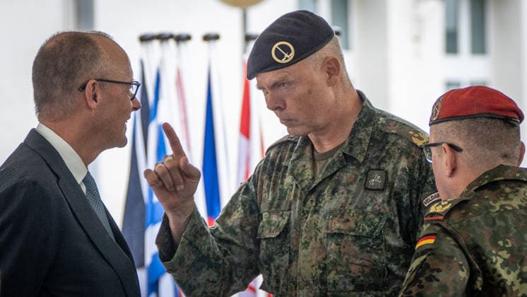 Wilfred Rietdijk, Generalmajor stellvertretender Kommandeur des 1. Deutsch-Niederländischen Korps (Bildmitte) mit Bundeskanzler Friedrich Merz (links) und Carsten Breuer, Generalinspekteur der Bundeswehr (rotes Barett), bei der Begrüßung des Bundeskanzlers;Treffen Bundeskanzler, Premierminister der Niederlande und NATO-Generalsekretär beim 1. Deutsch-Niederländischen Corps in Münster, Münster Nordrhein-Westfalen Deutschland Deutsch-Niederländische Corps