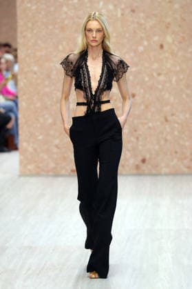 PFW - Chloe Runway Caroline Trentini walks the runway during the Chloe Ready to Wear Spring Summer 2027 fashion show as part of Paris Fashion Week on October 1, 2026 in Paris, France. Photo by Alain-Gil Gonzalez ABACAPRESS.COM Paris Ile-de-France France  Copyright: xGonzalezxAlain-Gil ABACAx