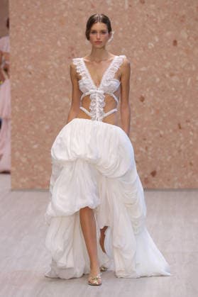 PFW - Chloe Runway A model walks the runway during the Chloe Ready to Wear Spring Summer 2027 fashion show as part of Paris Fashion Week on October 1, 2026 in Paris, France. Photo by Alain-Gil Gonzalez ABACAPRESS.COM Paris Ile-de-France France  Copyright: xGonzalezxAlain-Gil ABACAx