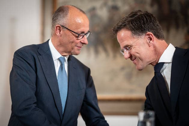 Friedrich Merz, Bundeskanzler Deutschland, mit Mark Rutte, NATO-Generalsekretär (von links) während der Abschlussstatements;Treffen Bundeskanzler, Premierminister der Niederlande und NATO-Generalsekretär beim 1. Deutsch-Niederländischen Corps in Münster, Münster Nordrhein-Westfalen Deutschland Deutsch-Niederländische Corps