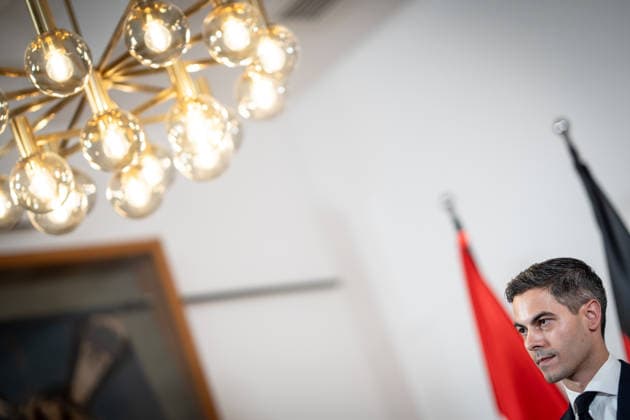 Rob Jetten, Premierminister Niederlande, während der Abschlussstatements;Treffen Bundeskanzler, Premierminister der Niederlande und NATO-Generalsekretär beim 1. Deutsch-Niederländischen Corps in Münster, Münster Nordrhein-Westfalen Deutschland Deutsch-Niederländische Corps