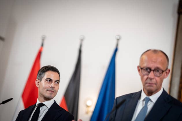 Friedrich Merz, Bundeskanzler Deutschland, mit Rob Jetten, Premierminister Niederlande (links) während der Abschlussstatements;Treffen Bundeskanzler, Premierminister der Niederlande und NATO-Generalsekretär beim 1. Deutsch-Niederländischen Corps in Münster, Münster Nordrhein-Westfalen Deutschland Deutsch-Niederländische Corps