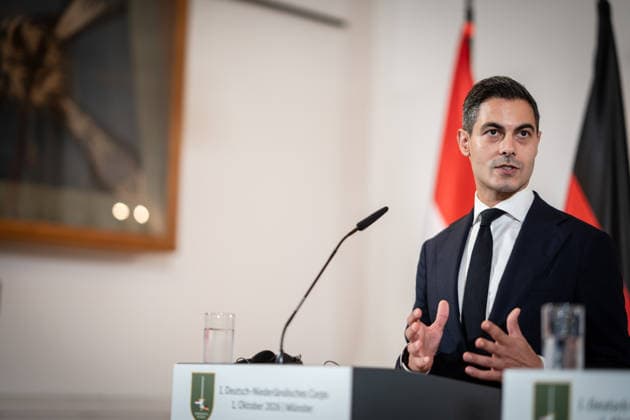 Rob Jetten, Premierminister Niederlande, während der Abschlussstatements;Treffen Bundeskanzler, Premierminister der Niederlande und NATO-Generalsekretär beim 1. Deutsch-Niederländischen Corps in Münster, Münster Nordrhein-Westfalen Deutschland Deutsch-Niederländische Corps