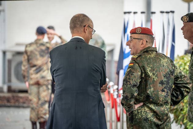 Bundeskanzler Friedrich Merz (links) und Carsten Breuer, Generalinspekteur der Bundeswehr (rotes Barett);Treffen Bundeskanzler, Premierminister der Niederlande und NATO-Generalsekretär beim 1. Deutsch-Niederländischen Corps in Münster, Münster Nordrhein-Westfalen Deutschland Deutsch-Niederländische Corps