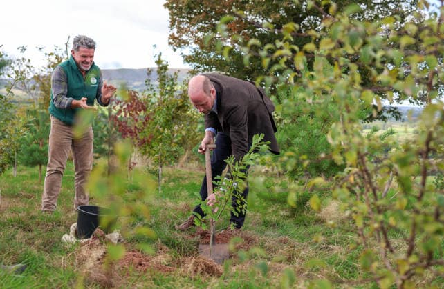 The Prince of Wales Meets Communities, Organisations and Farmers Tackling Flood Risk and Climate-Resilience in Monmouthshire and Herefordshire 01 10 2026. White Castle Farm, Monmouthshire, UK. The Prince of Wales during a visit to White Castle Farm to meet representatives from Stump Up For Trees, a community based environmental charity working across South Wales to restore native woodland and recognise its powerful potential to support sustainable solutions to flooding risk. The Prince met a local farming family who have partnered with the charity to use their land for upstream flooding interventions. He also joined volunteers participating in a seed collection activity and heard about the organisation™s progress towards its goal of plant  Copyright: xAndrewxParsonsx xKensingtonxPalacex xB66x xAvalonx 1139789059