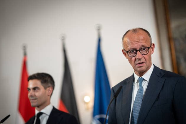 Friedrich Merz, Bundeskanzler Deutschland, mit Rob Jetten, Premierminister Niederlande (links) während der Abschlussstatements;Treffen Bundeskanzler, Premierminister der Niederlande und NATO-Generalsekretär beim 1. Deutsch-Niederländischen Corps in Münster, Münster Nordrhein-Westfalen Deutschland Deutsch-Niederländische Corps