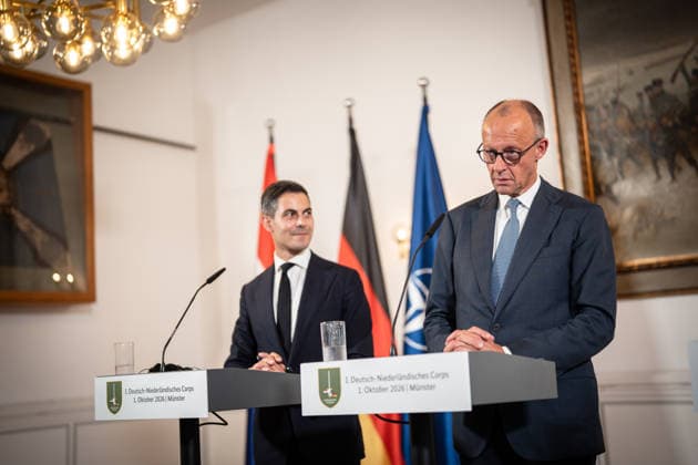 Friedrich Merz, Bundeskanzler Deutschland, mit Rob Jetten, Premierminister Niederlande (links) während der Abschlussstatements;Treffen Bundeskanzler, Premierminister der Niederlande und NATO-Generalsekretär beim 1. Deutsch-Niederländischen Corps in Münster, Münster Nordrhein-Westfalen Deutschland Deutsch-Niederländische Corps