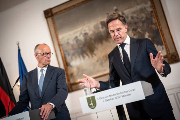 Friedrich Merz, Bundeskanzler Deutschland, mit Mark Rutte, NATO-Generalsekretär (von links) während der Abschlussstatements;Treffen Bundeskanzler, Premierminister der Niederlande und NATO-Generalsekretär beim 1. Deutsch-Niederländischen Corps in Münster, Münster Nordrhein-Westfalen Deutschland Deutsch-Niederländische Corps